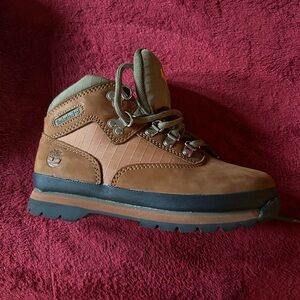 Timberland Kids size 2.5
Worn once.  Just Like new.